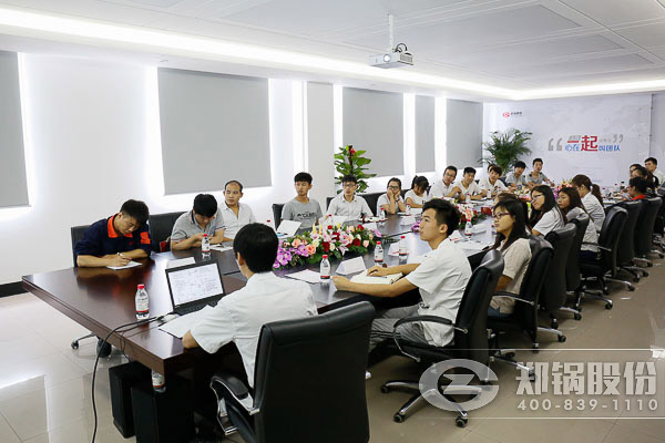 人力部門對新員工進(jìn)行培訓(xùn)